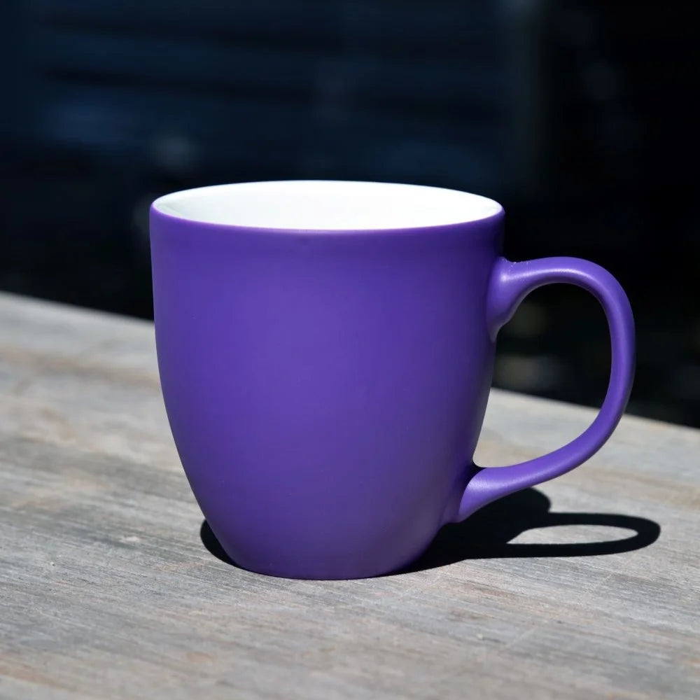 Großer Kaffeebecher aus Porzellan im matten Lila