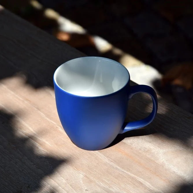 Großer Kaffeebecher im matten Blau