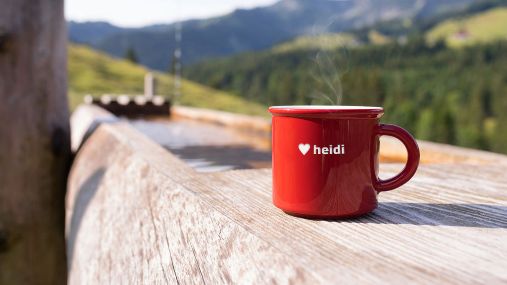 Rote Retrotasse mit Gravur