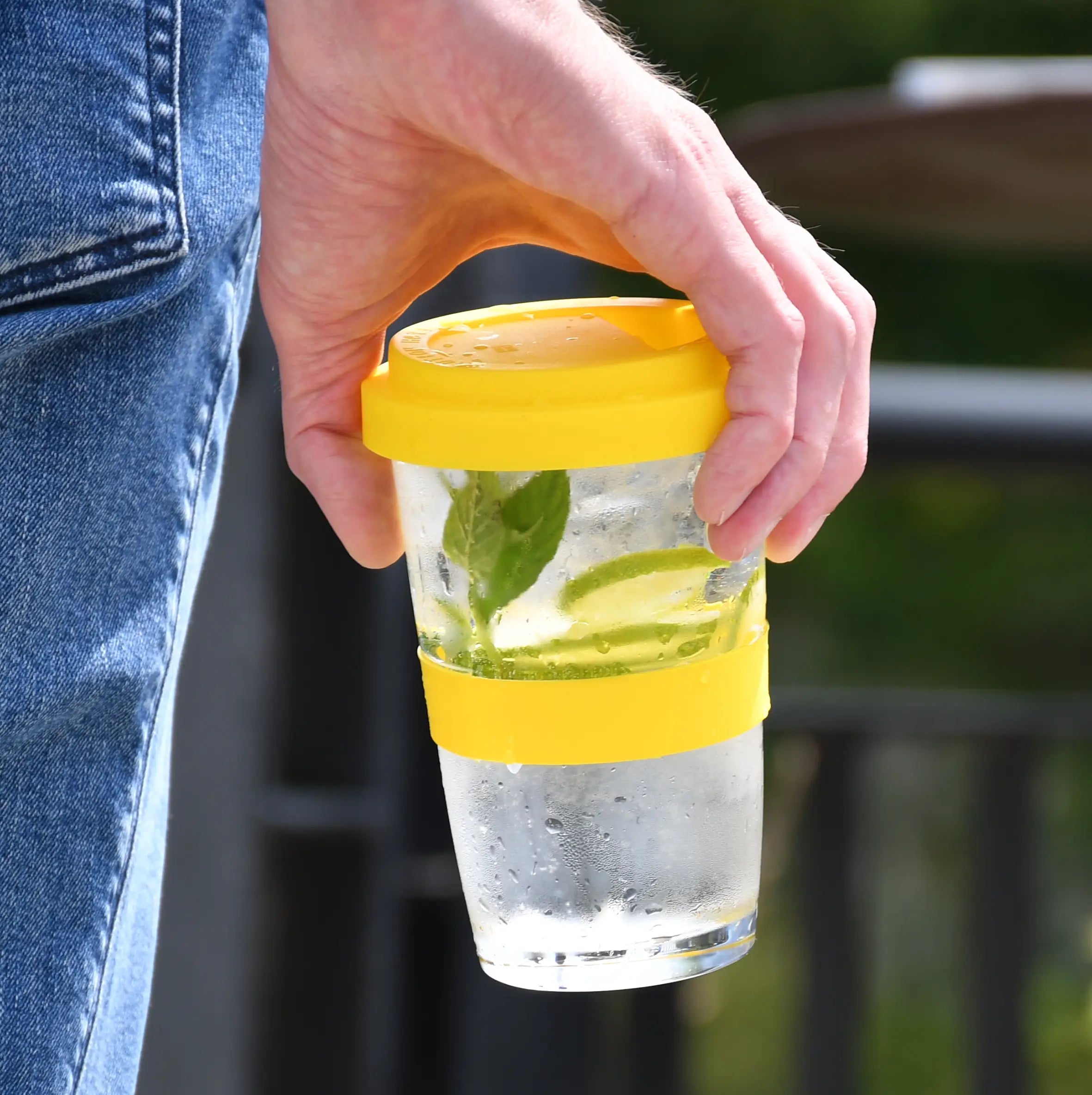 Caipirinha togo im Trinkglas mit Deckel in gelb | Mahlwerck
