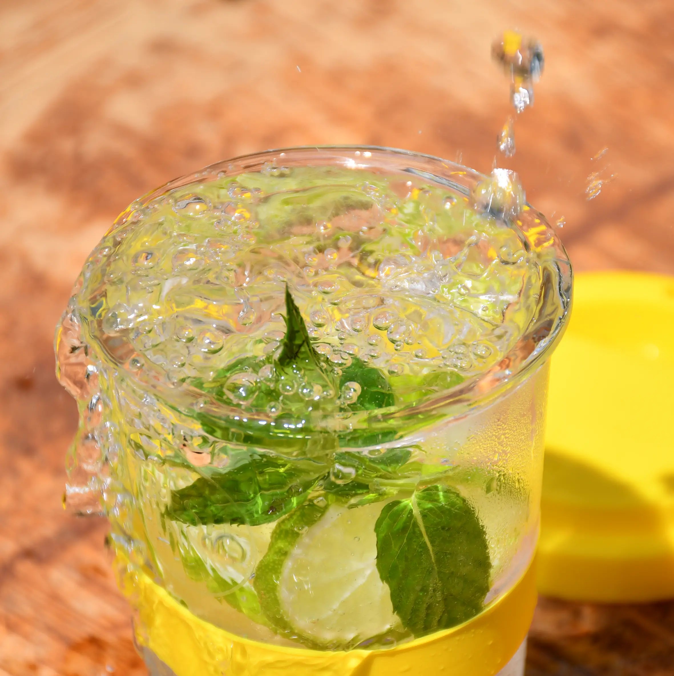 Caipirinha im Glas mit Deckel in gelb | Mahlwerck