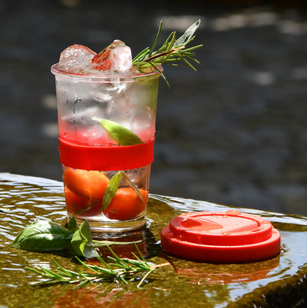 Cocktail im togo Glas mit Deckel in Rot | Mahlwerck