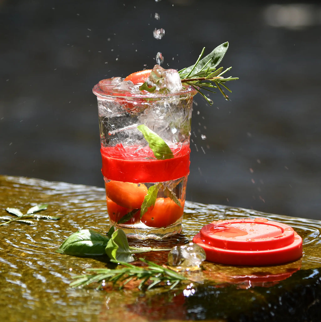 Cocktail togo im Trinkglas mit Deckel in Rot 330 ml | Mahlwerck