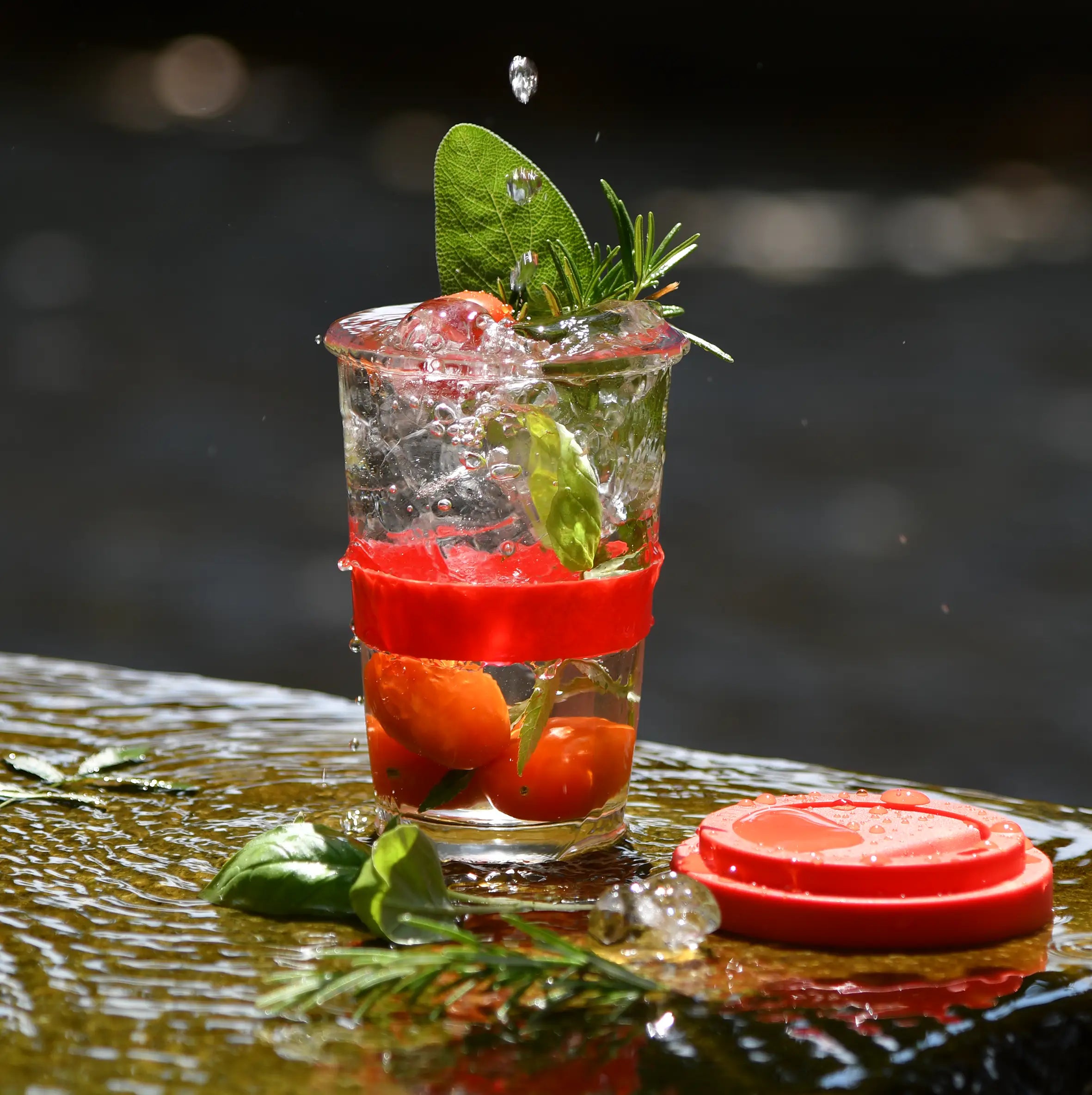 Cocktail togo Glas mit Deckel in Rot 330 ml | Mahlwerck