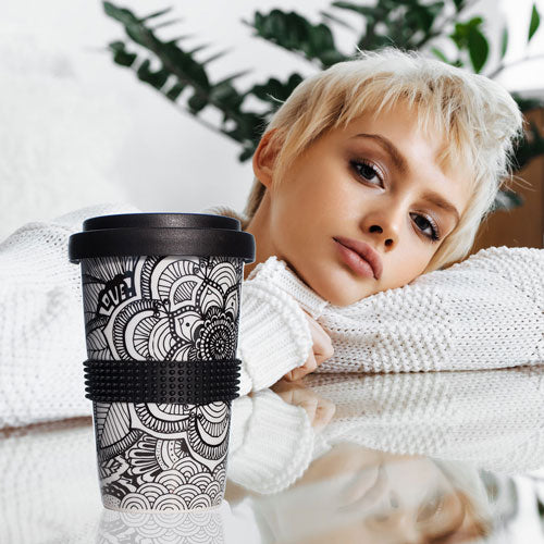 schicker kaffee-becher mit trinkdeckel und schwarz-weissem mandala-motiv 400ml